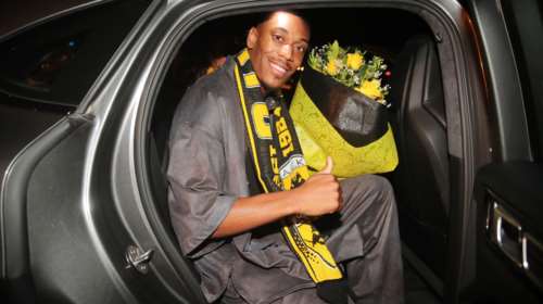 ΑΕΚ: Αποθεωτική υποδοχή του Αντονί Μαρσιάλ από εκατοντάδες οπαδούς στο αεροδρόμιο [εικόνες - βίντεο]