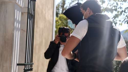 Κολωνός: Άλλος ένας &quot;συνομιλητής&quot; της 12χρονης προσήλθε αυτοβούλως στη ΓΑΔΑ - Αύριο καταθέτει ξανά η ανήλικη