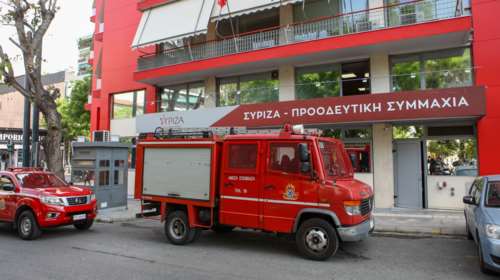 &quot;Μας κάψατε στο Μάτι, έτσι να καείτε στις εκλογές&quot;: Το υβριστικό σημείωμα με τη στάχτη στα γραφεία του ΣΥΡΙΖΑ