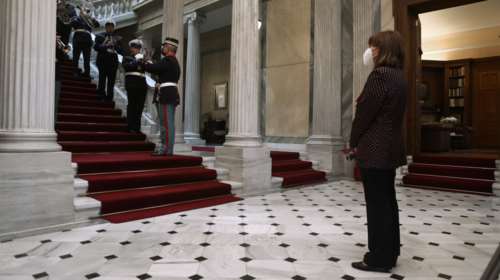 Πρωτοχρονιάτικα κάλαντα στην Κατερίνα Σακελλαροπούλου [εικόνες]