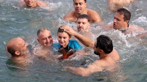 Ηράκλειο: Ο 8χρονος Ευτύχης έπιασε τον Σταυρό - Έψαλαν τον εθνικό ύμνο οι "βουτηχτάδες" [εικόνες]