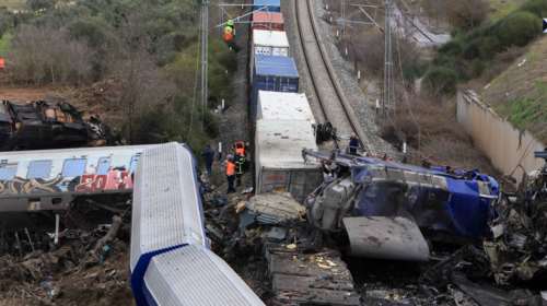 Τέμπη: Για ανθρωποκτονία από αμέλεια και επικίνδυνες παρεμβάσεις στην συγκοινωνία κατηγορείται ο σταθμάρχης