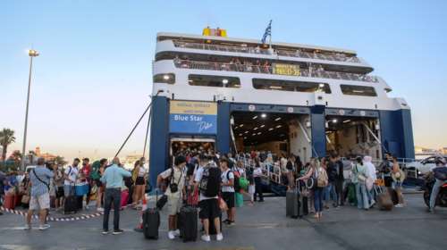 Γεμάτα τα πλοία: &#39;&#39;Δραπετεύουν&#39;&#39; για τα νησιά οι αδειούχοι -  55.502 επιβάτες θα αναχωρήσουν το Σαββατοκύριακο [εικόνες, βίντεο]