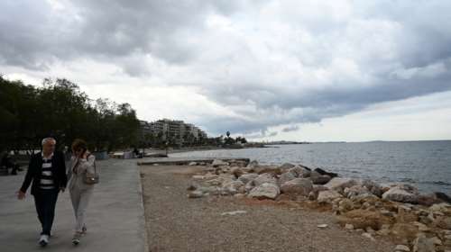 Καιρός: Συννεφιασμένη Παρασκευή με τοπικές βροχές και μποφόρ - Πώς θα κυλήσει το τριήμερο της Πρωτομαγιάς