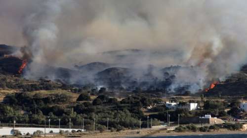 Μάχη με τις φλόγες για δεύτερη ημέρα στη Μήλο - Χωρίς ενεργά μέτωπα οι φωτιές σε Σέρρες και Ασπρόπυργο