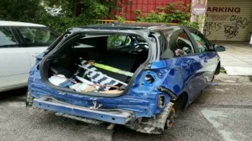 Θεσσαλονίκη: Θρασύτατοι διαρρήκτες της άφησαν ''γυμνό'' το αυτοκίνητο - Πήραν ζαντολάστιχα, μπαταρία, μέχρι και το... ταμπλό