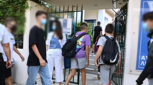 Σφίγγει ο κλοιός για αρνητές γονείς: Ερχεται νομοθετική ρύθμιση για κυρώσεις σε όσους δεν στέλνουν τα παιδιά στο σχολείο