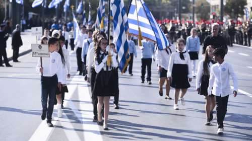Πλήθος κόσμου στη μαθητική παρέλαση της Αθήνας - Καταχειροκροτήθηκαν τα παιδιά [εικόνες]