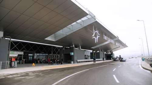 Συναγερμός στη Θεσσαλονίκη: Αναγκαστική προσγείωση αεροσκάφους - 18χρονη έπαθε επιληπτική κρίση [εικόνες]