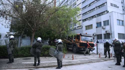 ΑΠΘ: Αστυνομική επιχείρηση για τον απεγκλωβισμό του πρύτανη – Διαδηλωτές δεν τον άφηναν να βγει από τη Φιλοσοφική Σχολή