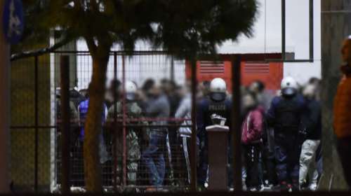 Ρέντης: &quot;Μας είπαν ότι θα επιτεθούμε στους αστυνομικούς&quot; - Τα πρώτα λόγια του 18χρονου που ομολόγησε για τη φωτοβολίδα