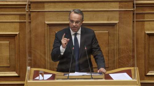 &quot;Παράθυρο&quot; Σταϊκούρα για μείωση ΦΠΑ στα τρόφιμα: Η κόντρα με το ΚΙΝΑΛ, το &quot;τσουνάμι&quot; ακρίβειας και τα λεφτόδεντρα