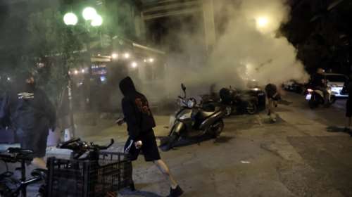 Επεισόδια στα Εξάρχεια: Πέτρες και χημικά στη συγκέντρωση κατά του μετρό [Εικόνες]