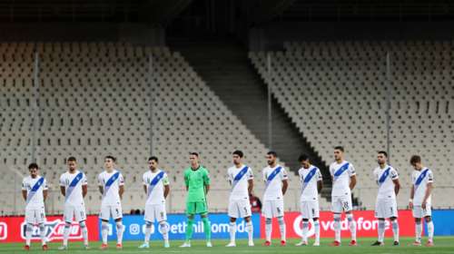 Ελλάδα - Σουηδία: Συγκλονιστική στιγμή στο ΟΑΚΑ - Ενός λεπτού σιγή και &quot;Ζορμπάς&quot; για τον Μίκη Θεοδωράκη [Βίντεο]