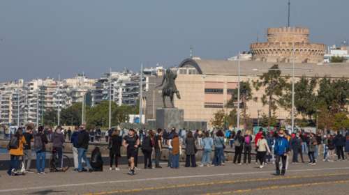 Θεσσαλονίκη: Τεράστιες ουρές για rapid test κορονοϊού στο παρά 5 του lockdown - Απίστευτες εικόνες