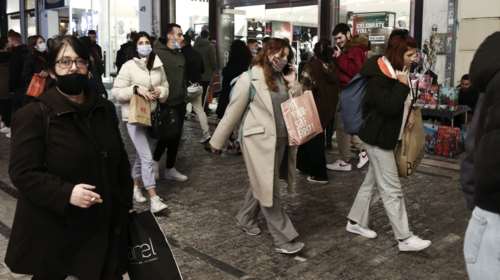 Χειρουργική μάσκα: &quot;Δεν έχει νόημα ακόμη και διπλή&quot; - Η εξήγηση της Γκάγκα