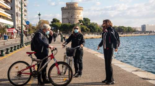 Κορονοϊός: Στο &quot;κόκκινο&quot; πάλι η Θεσσαλονίκη με 562 νέα κρούσματα και η Αττική με 408 - Τριψήφια νούμερα σε Λάρισα και Πιερία