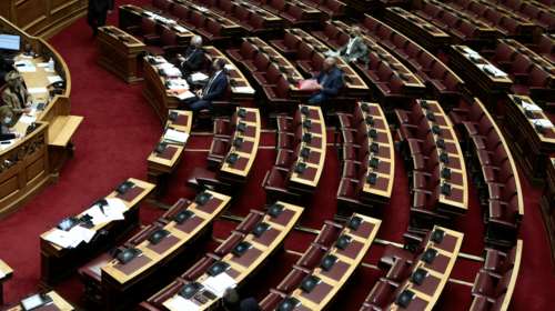 Βουλή: Πέρασε η τροπολογία για το ακαταδίωκτο της επιτροπής των λοιμωξιολόγων - Μόνο με τις ψήφους της ΝΔ