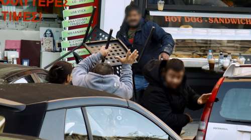 Άγριος ξυλοδαρμός σαν ταινία δράσης στα δικαστήρια Θεσσαλονίκης [εικόνες - βίντεο]