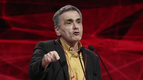 Ο Τσακαλώτος τιμά τον Νίκο Πλουμπίδη: Παραδίδει μαθήματα ζωής, αρχών και ιδεών, δίνει τη ζωή του για τα πιστεύω του