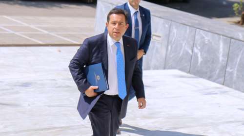 Ο Μηταράκης διαψεύδει τα ΜΜΕ της Άγκυρας: Δεν έχει ξεκινήσει να δημιουργείται καραβάνι προσφύγων από την Τουρκία