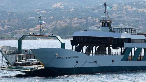 Νέα Στύρα: Προσπαθούν να αποκολλήσουν το φέρι μποτ που προσάραξε σε ξέρα - Υπό κράτηση ο καπετάνιος