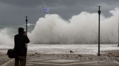 Στη δίνη της κακοκαιρίας η χώρα: Τεράστια κύματα στον Φλοίσβο, προβλήματα στα δυτικά - Εκκενώνονται προληπτικά οικισμοί [εικόνες-βίντεο]
