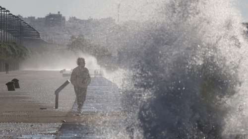 Θυελλώδεις άνεμοι και σήμερα - Παραμένει το τσουχτερό κρύο - Πώς θα εξελιχθεί η κακοκαιρία