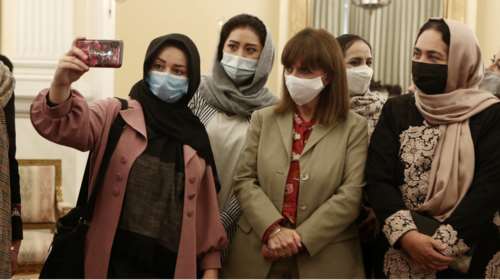 &quot;Δεν θα σας εγκαταλείψουμε&quot;: Το συγκινητικό μήνυμα της Σακελλαροπούλου σε γυναίκες βουλευτές και δικαστές από το Αφγανιστάν