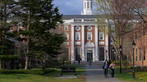 Τραβάει το σχοινί ο Τραμπ: Απειλεί να απαγορεύσει στο Χάρβαρντ να δέχεται ξένους φοιτητές