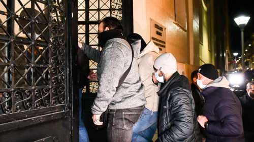 Πάτρα: &quot;Πήρα το ρίσκο και έχασα&quot;, είπε ο αντιεξουσιαστής - Και ο &quot;Στέλιος&quot; της 17Ν έξω από τα δικαστήρια για συμπαράσταση