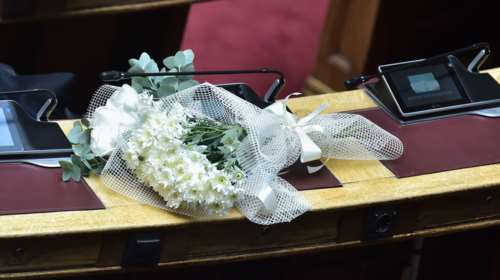 Θάνατος Νεκτάριου Σαντορινιού: Λευκά λουλούδια στη θέση του στα έδρανα της Βουλής [εικόνες]