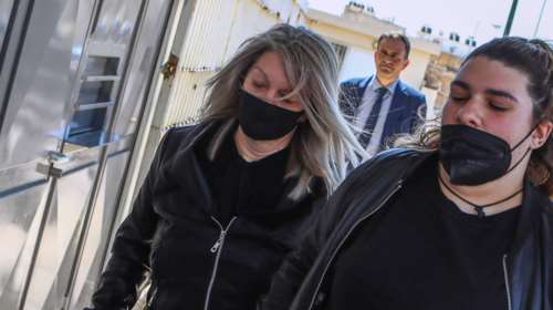 Πάτρα: Η μάνα και η αδερφή της Πισπιρίγκου πέταξαν τα δώρα από τους τάφους της Μαλένας και της Ίριδας [Εικόνες]