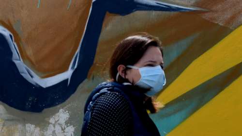 Κορονοϊός - Καθηγήτρια του ΜΙΤ προειδοποιεί: Ο ιός μπορεί να "ταξιδέψει" έως και 8 μέτρα