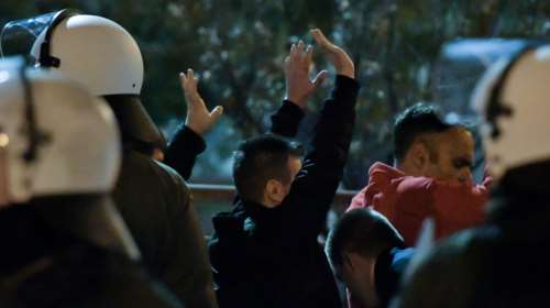 Νέο χειρουργείο για τον τραυματία αστυνομικό που τον χτύπησαν με φωτοβολίδα - Ψάχνουν τον δράστη στους 424 προσαχθέντες