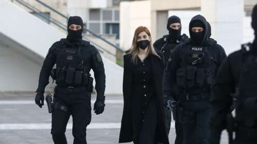 Η εμφάνιση της Ρούλας Πισπιρίγκου στα δικαστήρια - Αδύνατη, φορώντας μαύρα και με μαλλί... κομμωτηρίου [εικόνες]