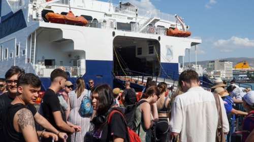 Απαγορευτικό απόπλου: Ταλαιπωρία για χιλιάδες επιβάτες, παραμένουν εγκλωβισμένοι στο λιμάνι του Πειραιά [εικόνες-βίντεο]