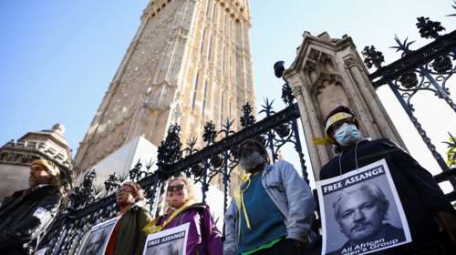 Βρετανία: Υποστηρικτές του Τζούλιαν Άσσαντ αντιδρούν στην έκδοση του στις ΗΠΑ - Ανθρώπινη αλυσίδα στο Κοινοβούλιο [εικόνες]