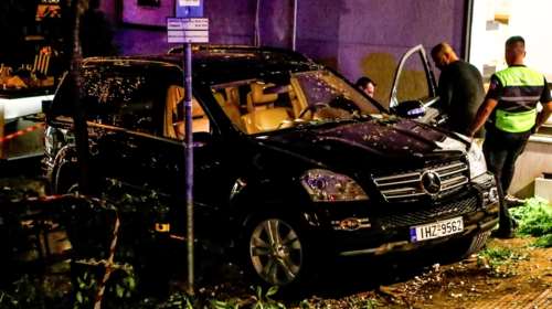 Ατύχημα με τζιπ στο Κολωνάκι: Εξι άτομα νοσηλεύονται, συνελήφθη ο παρκαδόρος - Το δέντρο &quot;έσωσε&quot; τους θαμώνες