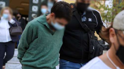 Αυτός είναι ο 19χρονος μητροκτόνος του Αιγάλεω: Οδηγήθηκε στον Εισαγγελέα - Τη Δευτέρα η απολογία του