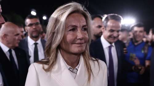 Μαρέβα Γκραμπόφσκι-Μητσοτάκη: Το ανδρόγυνο look που συνδύασε με μάξι boho φούστα και το σακάκι από πλεκτό ύφασμα και κροσέ ραφές