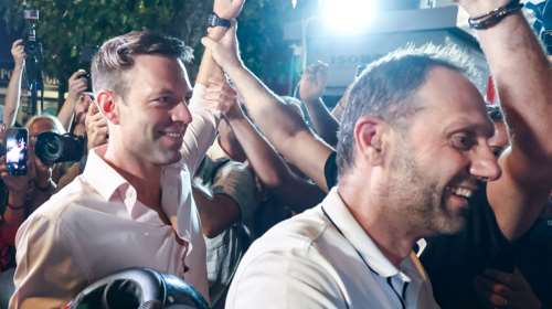 Αυτός είναι ο Κρητικός δικηγόρος &quot;δεξί χέρι&quot; του Κασσελάκη: Οδηγούσε τη μηχανή στην Κουμουνδούρου