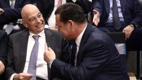 Δένδιας και Γεωργιάδης πλάι πλάι στην εκδήλωση για το βιβλίο του Στυλιανίδη - Κουβέντα και γέλια μετά τις αιχμές