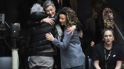 Γάμος ομόφυλων: Αγκαλιές, καρδούλες και δάκρυα χαράς στη Βουλή - Ποιοι παρακολούθησαν την ιστορική ψήφιση από τα θεωρεία