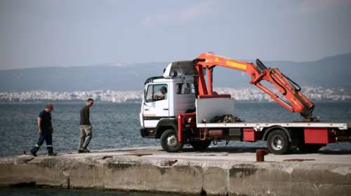 Θρίλερ στη Θεσσαλονίκη: Δύο νεκροί όταν το ΙΧ τους έπεσε στη θάλασσα - Ηταν δεμένοι με χειροπέδες στο τιμόνι [βίντεο]