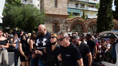 Mad Clip: Τραγικές φιγούρες η οικογένεια και η πρώην σύντροφός του - Κατέρρευσε η Αρετή πάνω από το φέρετρο [Εικόνες]