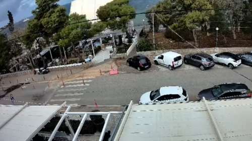 Καβούρι: Ισχυρός άνεμος ξήλωσε τη στέγη παραθαλάσσιου εστιατορίου - &quot;Διέλυσε τα πάντα&quot; [βίντεο]