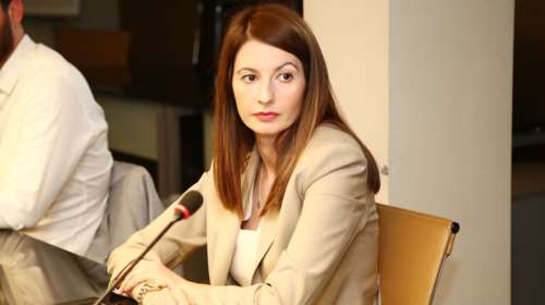 Ρώμη: Υπό αστυνομική προστασία η Λίνα Σουλούκου και τα παιδιά της- Την απειλούν οπαδοί της Ρόμα- Κρέμασαν ακόμα και πανό