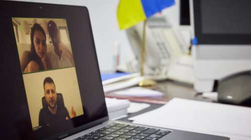 Το &quot;ευχαριστώ&quot; του Ζελένσκι σε Μίλα Κούνις και Άστον Κούτσερ - Συγκέντρωσαν 35 εκατ. δολάρια για Ουκρανούς πρόσφυγες