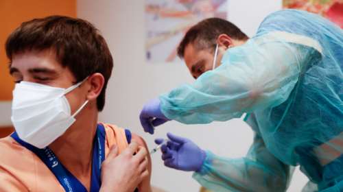 Ισπανία - Τσεχία: Τέλος οι εμβολιασμοί λόγω έλλειψης δόσεων